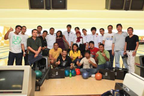 Member main bowling bersama saat kopdar (foto: dok Honda CRV Club)