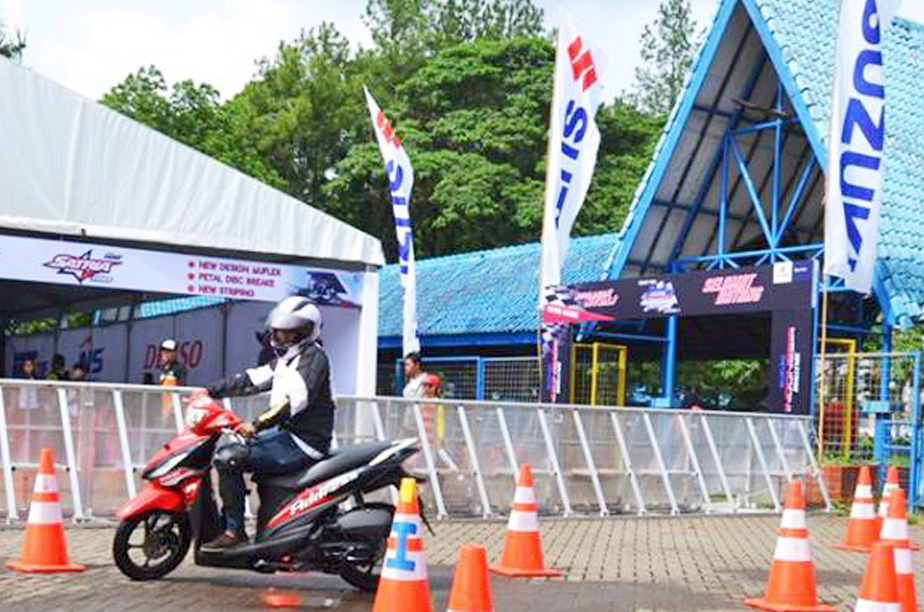 aksi peserta Suzuki Gymkhana (foto; PT SIS)