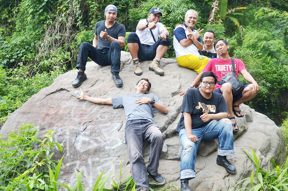 Bikers YNCI berfoto di atas batu besar (foto : dok YNCI)
