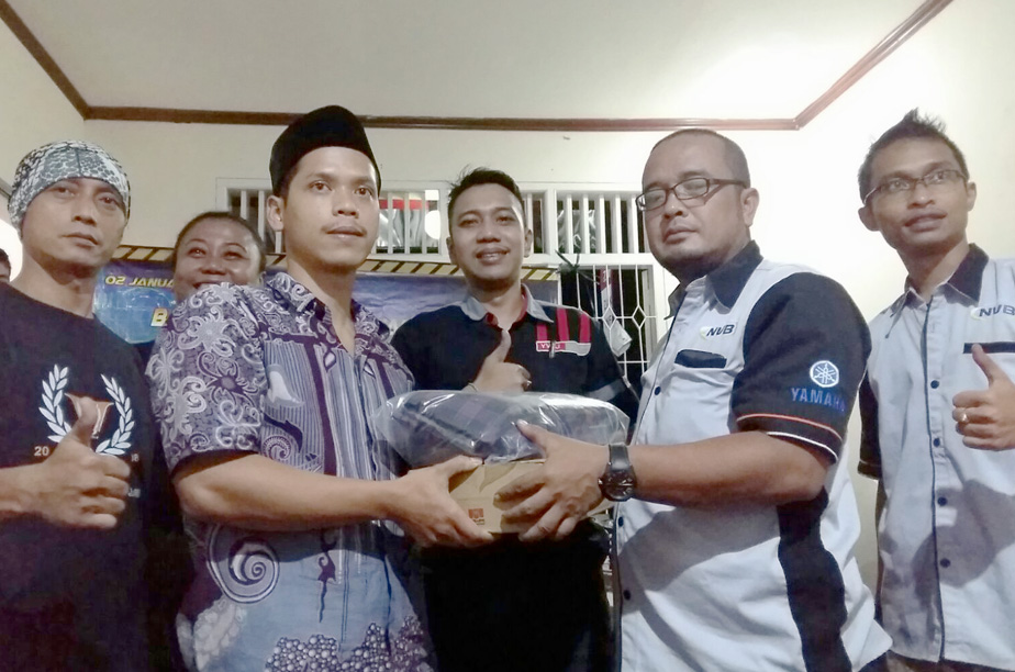 simbolis penyerahan dana bantuan ke panti asuhan Mizan Amanah (foto: dok panitia)