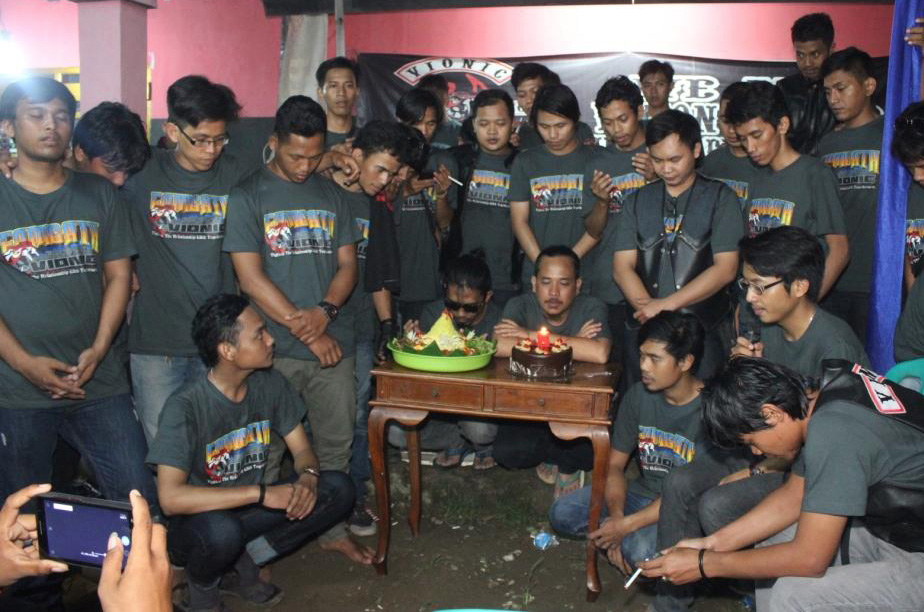 Para bikers VIONIC bersiap potong tumpeng di ultah ke 5 (foto: dok VIONIC)