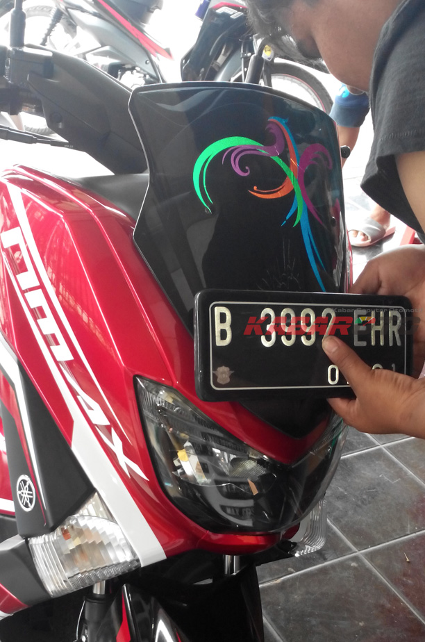 Pengerjaan modifikasi plat nomer di Berkah Motor (foto: Ahmad Djainudin/KabarOto)