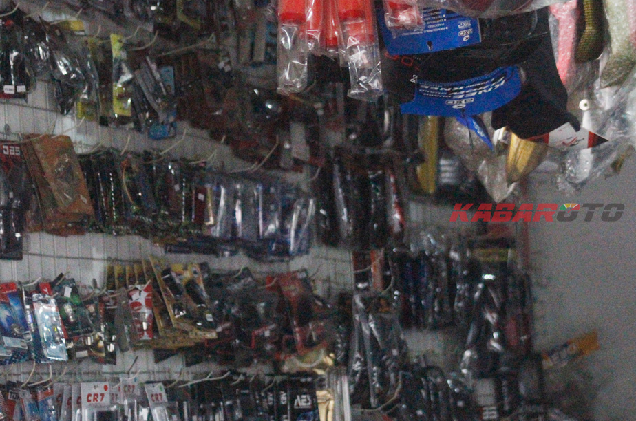Display aksesoris di CIP Motor Accecories(foto: Yudi Atmajaya/KabarOto)