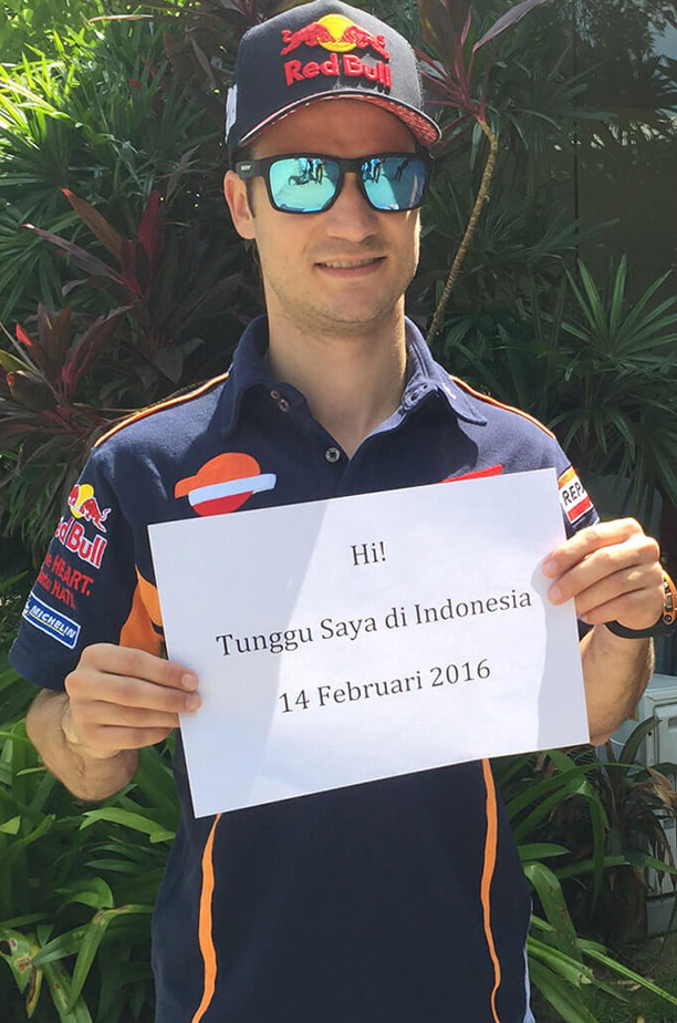 Foto Dani Pedrosa memegang tulisan akan datang ke Indonesia (foto: welovehonda)