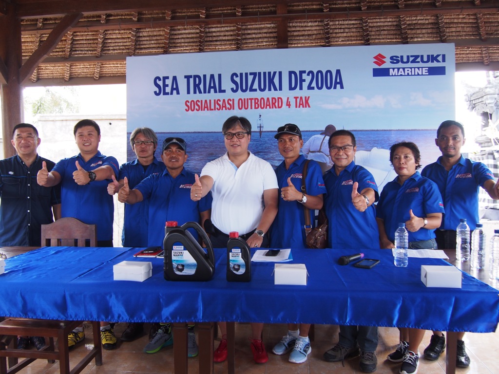 (Tengah) Davy J. Tuilan, Deputy Managing Director Sales & Marketing 4W/OBM PT. Suzuki Indomobil Sales (SIS) (foto: PT SIS) 