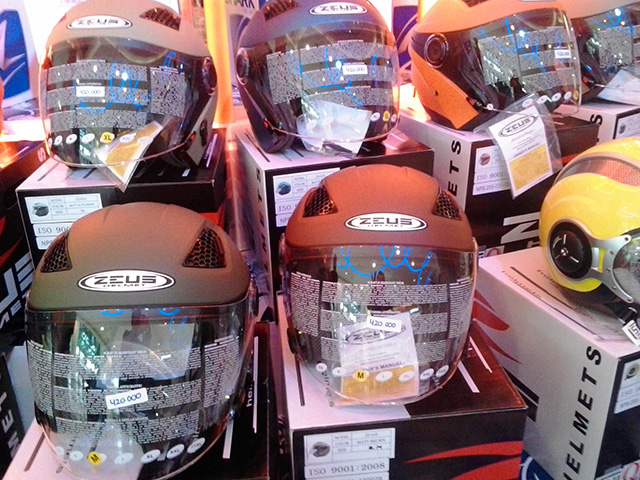 Helm yang dipamerkan di Jakarta Helmet Exhibition 2 (foto: Abdi Kurniawan/KabarOto) 