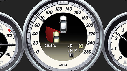 Teknlogi Active Lane Keeping Assist dapat melindungi Anda dari tabrakan dengan sensor pengereman tertarget dan tetap menjaga Anda di jalur yang benar (foto: center.mercedes-benz.com)