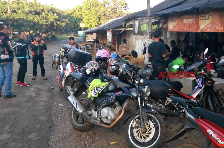 bikers peserta tourgab 8 komunitas sedang istirahat (foto: Ahmad Djainudin/KabarOto)