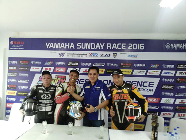 M Abidin GM After Sales & Motor Sport PT YIMM dengan trio podium kelas Superstock 1.000 cc Comm pro (foto : Yamaha Indonesia)