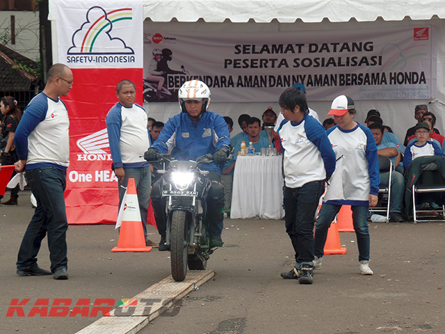 Peserta kompetisi safety riding kategori sport ( Foto : Alif Sowandono/KabarOto)