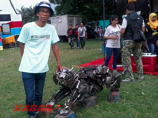 Salah satu panitia Indonesia Vespa World Day 2016 (Foto : Ahmad Djainudin/KabarOto)
