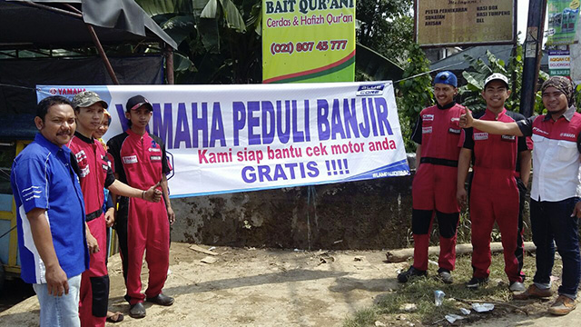 Yamaha peduli banjir Jatiasih ( Foto : YIMM)