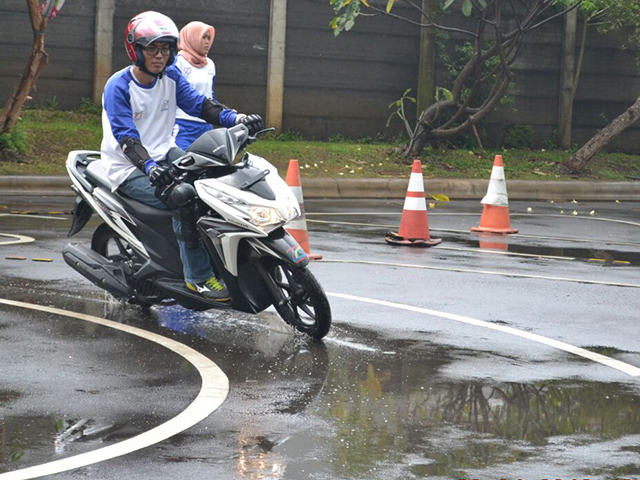 Sesi Praktek safety riding IBC ( Foto : Wahana Honda)