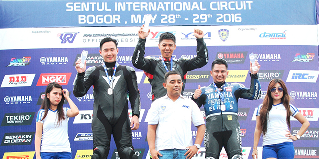 Benny Saputra (kiri) di podium seri 5 kelas Superstock up to 1000 cc YSR 2016 ( Foto : YIMM)
