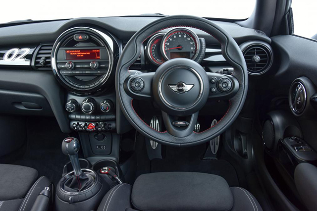 nterior MINI Jhon Cooper Works Challenge ( Foto : Autocar UK)