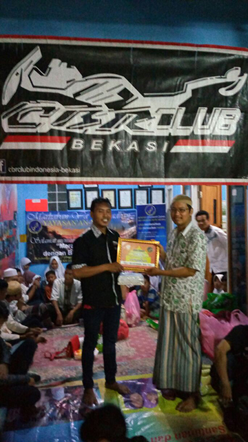 bro Cendy memberikan plakat kpd pihak yayasan ( Foto : CCI Bekasi)