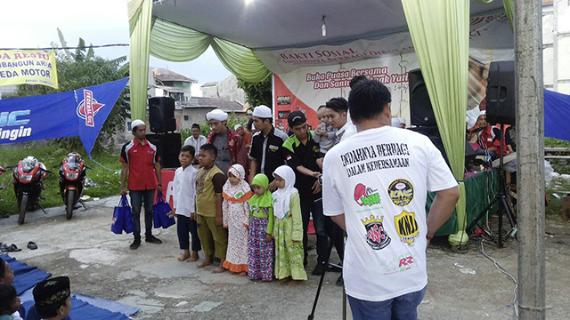 Pembagian santunan ( Foto : KabarOto)