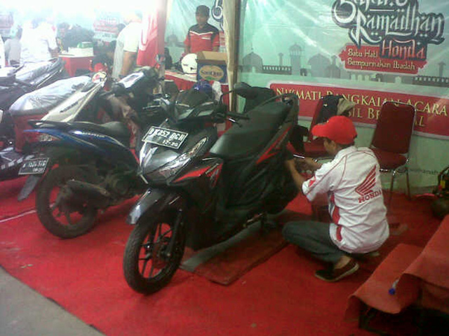 Mengganti suku cadang di Safari Ramadhan Honda 2016 ( Foto : Wahana Honda)