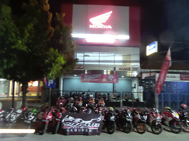CCI Kebumen berfoto di depan diler Honda di Kebumen ( Foto : CCI Kebumen)