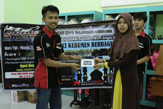 Penyerahan simbolis sticker CCI Kebumen ( Foto : CCI)