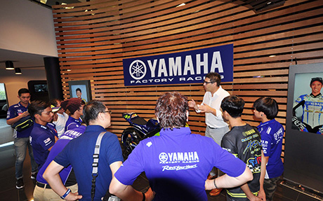 Lobi depan yang memuat display YZRM-1 milik Rossi (2016) ( Foto : Yamaha Indonesia)