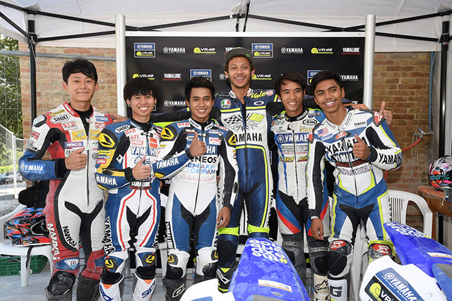 VALENTINO ROSSI. Bersama ke-5 pebalap Yamaha VR46 Riders Academy ( Foto : Yamaha Indonesia)