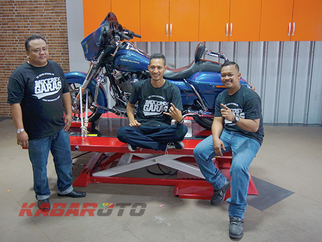 Ardiansyah Aidil (vice General Manager), Cakra Syamsudin (Service Writer), Agung Setiyono ( Head of Technician), Baik'ers Garas ( Foto : Alif Sowandono/KabarOto)