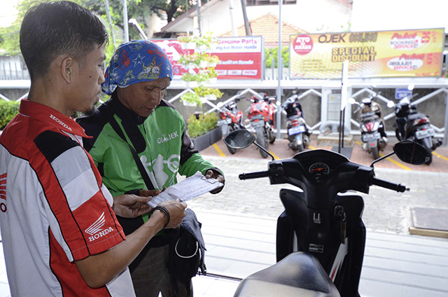 Mekanik AHASS dan pengemudi ojek online (Foto : Wahana Honda)
