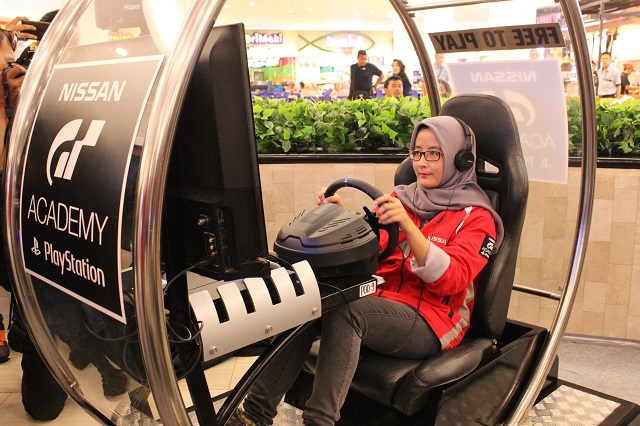 Hana Maharani, Head of Communications NMI, sedang mencoba pod dari Nissan GT Academy 2016 di Tunjungan Plaza 4, Surabaya (Foto : Maverick)