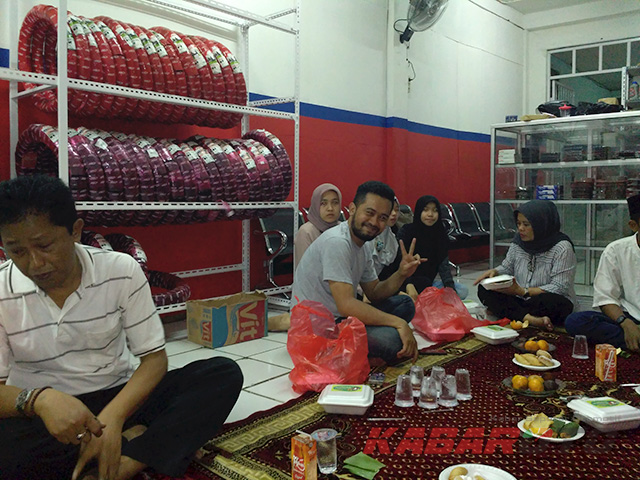 Doni (berpose V) owner bengkel MMC (Foto : Yudi Atmajaya/KabarOto)