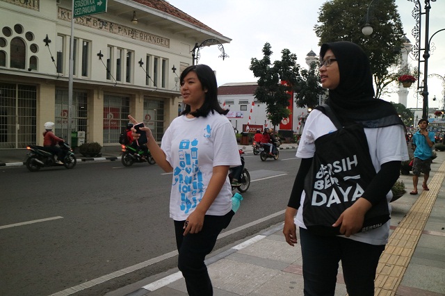 Warga Bandung menggunakan Reuseable bag Berdaya (Foto : PT DAM) 