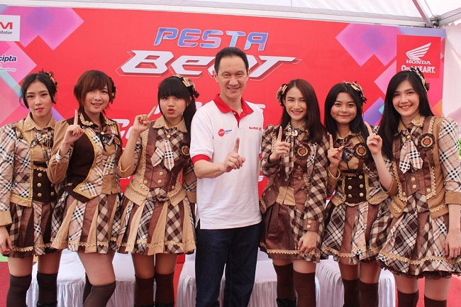 Krisgianto Lilikwarga, Direktur Utama PT Daya Adicipta Motora (DAM) bersama JKT48 (Foto : DAM)