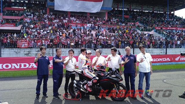 Ribuan penonton padati tribun Sentul jadi latar belakang Marc Marquez diatas All New Honda CBR250RR dan BOD PT AHM (Foto: Bimo Hariyadi/KabarOto)