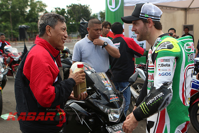 Carl Cruthlow berikan oli Castrol Power1 Racing ke bikers di Jakarta Fair Kemayoran (Foto: Alif Sowandono/KabarOto)