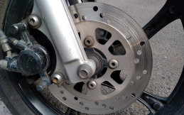 Mudah, Begini Cara Mengecek Rem Sepeda Motor