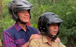 Intip Spesifikasi Asca Premier, Helm Lokal Rp200 Ribu yang Dipakai Ganjar Pranowo Saat Blusukan