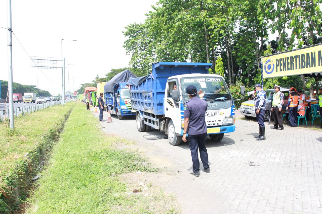 Penertiban Kendaraan Aturan Muatan Surabaya-Gempol