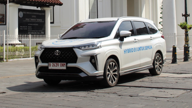 Persaingan Low MPV antara Toyota Veloz Hybrid dan Suzuki Ertiga Hybrid