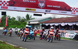 Pembalap dan Mekanik Balap AHRT Edukasi Siswa SMK