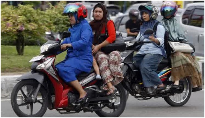 Tips Aman Bagi Wanita Duduk Menyamping di Motor