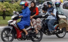 Tips Aman Bagi Wanita Duduk Menyamping di Motor