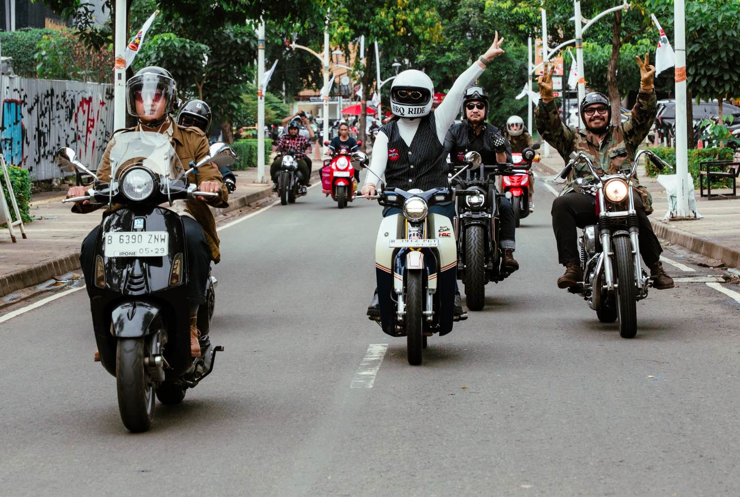 Serunya Puluhan Bikers Keliling Jaksel Gunakan Outfit Vintage
