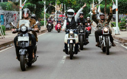 Serunya Puluhan Bikers Keliling Jaksel Gunakan Outfit Vintage