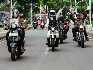 Serunya Puluhan Bikers Keliling Jaksel Gunakan Outfit Vintage