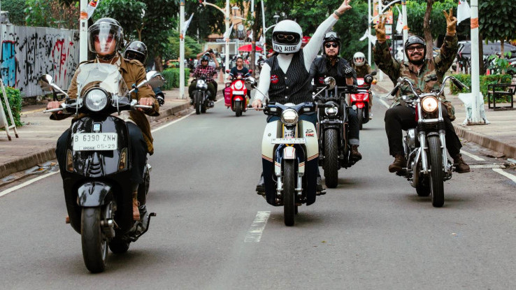 Serunya Puluhan Bikers Keliling Jaksel Gunakan Outfit Vintage