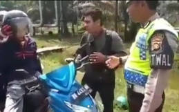 Viral, Polisi Jambi Tilang Mayat di Atas Sepeda Motor