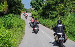 Komunitas Moto Guzzi The Clan Taklukkan Alam Sumba