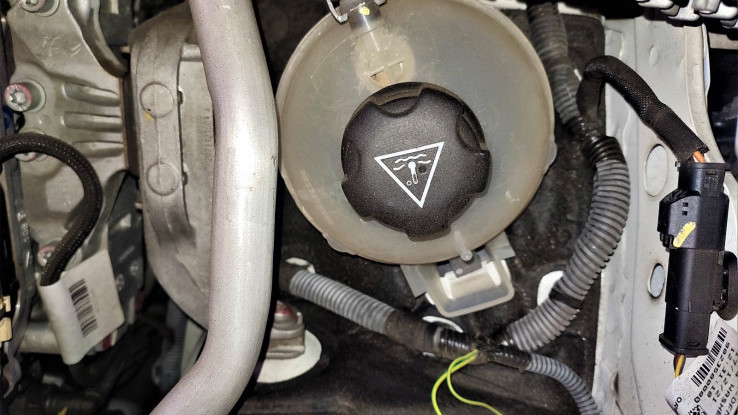 Cegah Mobil Overheat, Yuk Mengenal Fungsi Reservoir Tank