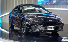 Tenaga Mesin Meningkat, Intip Profil Toyota Camry Hybrid di IIMS 2025