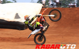 Keren! Dua Pebalap 76 Rider Lakukan Atraksi Freestyle Extreme 